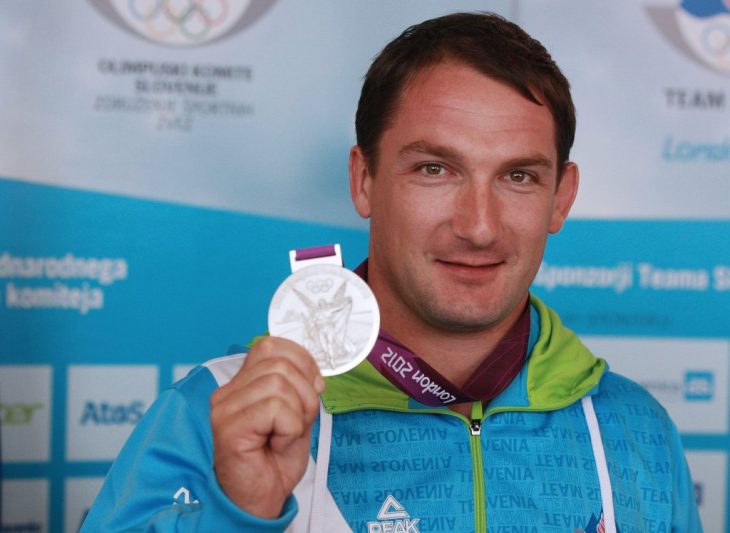 homre atleta con medalla de plata 