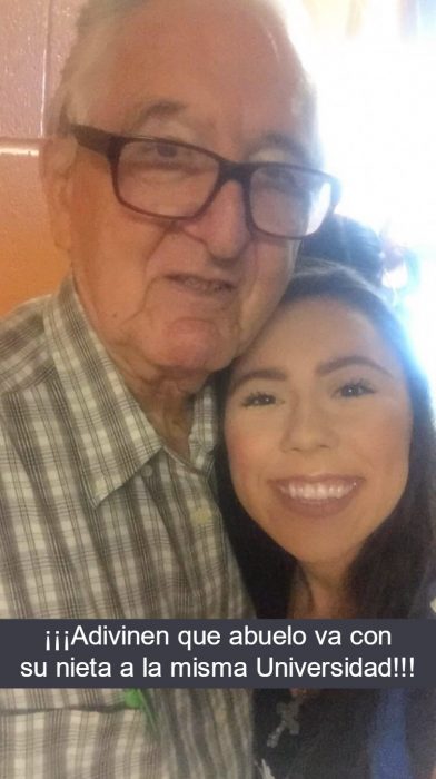 abuelo con lentes y chica sonriendo 