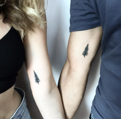 Tatuaje de pinos. 