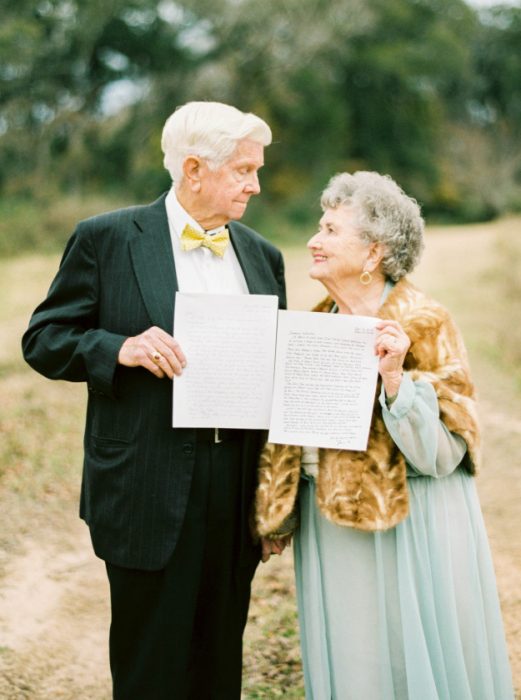 Abuelos mostrando cartas escritas por ellos. 