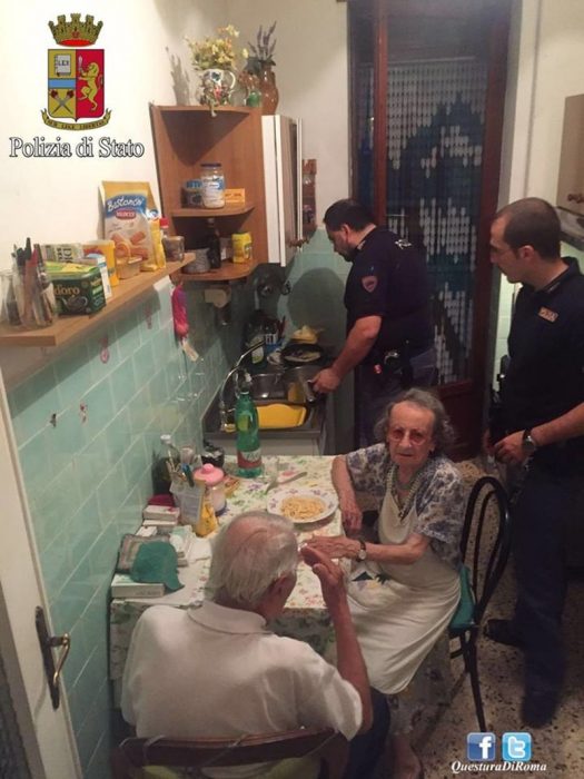 pareja de ancianos en la mesa comiendo pasta y policías cocinando 