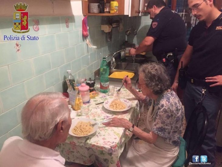 pareja de ancianos sentados en la mesa y oficiales de policia 