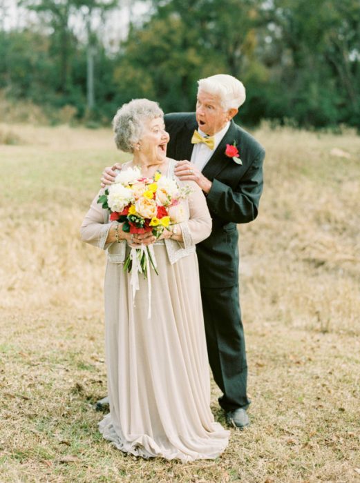 Pareja de abuelos sorprendidos. 