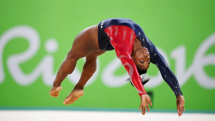 Gimnasta en un salto. 