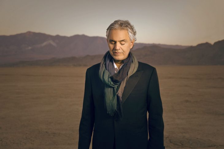 Bocelli en medio del desierto. 