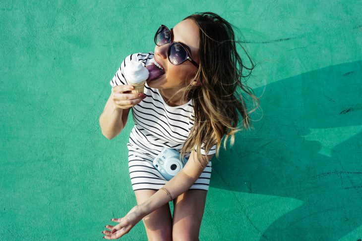 Fotografía de joven comiendo nieve. 