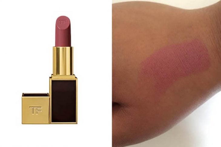 lipstick de color rosa cremoso y prueba sobre piel morena 