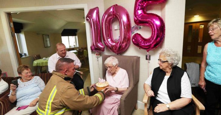 Esta anciana de 105 años sólo tenía un deseo: un bombero con tatuajes