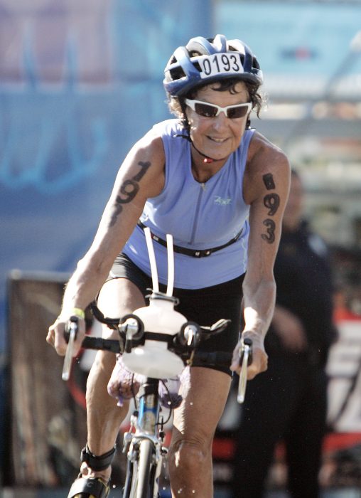 Atleta corriendo en bicicleta. 