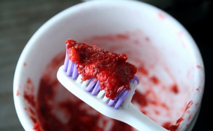 Cepillo de dientes con fresas. 