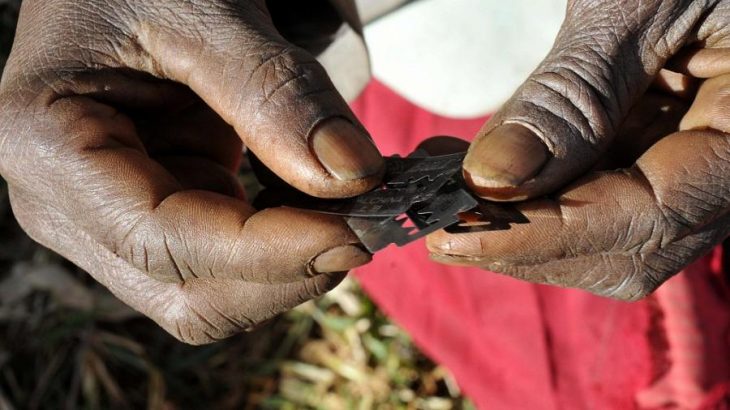 manos de mujer africana con navaja de afeitar