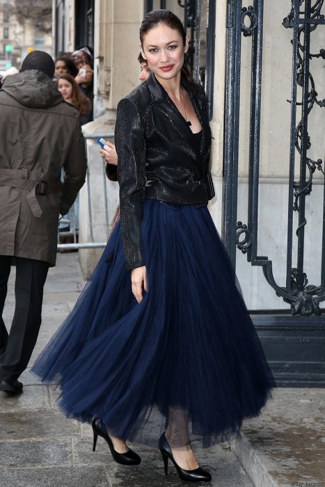 mujer con falda de tull azul y tacones 