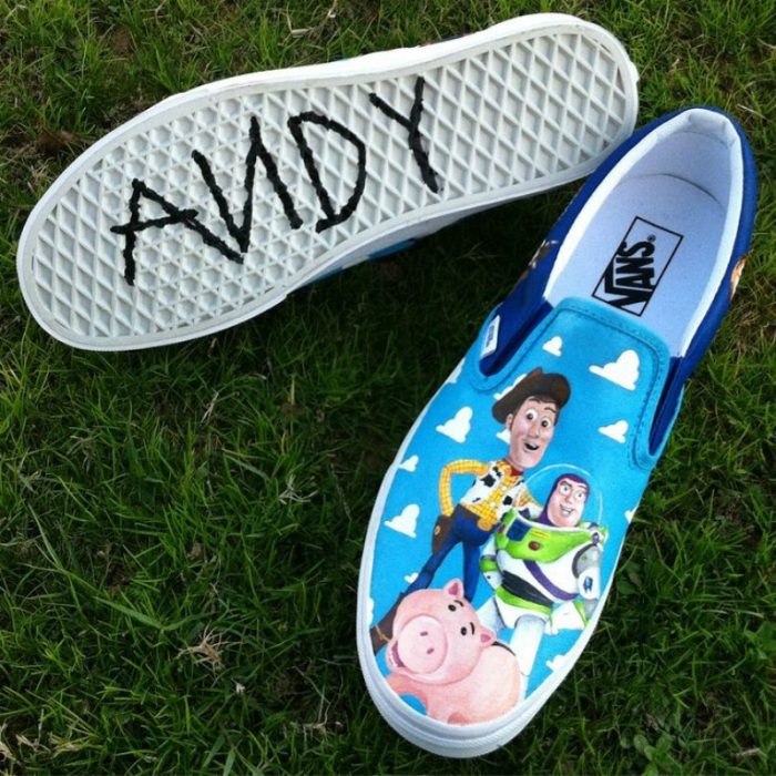 Tenis azules en pasto inspirados en toy story 