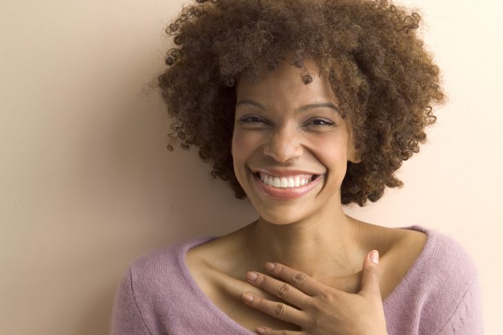 chica sonriendo