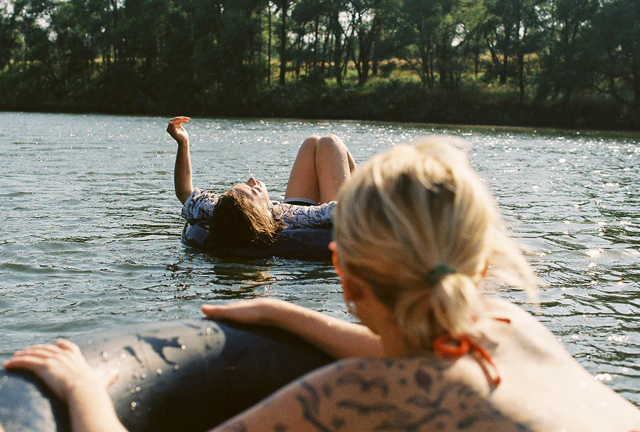 chicas en lago