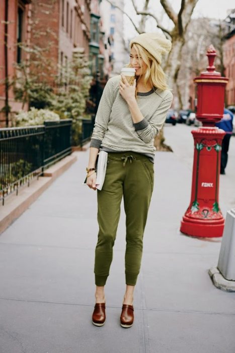 mujer rubia pantalon verde y gorro