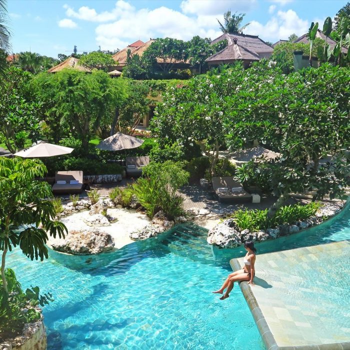 Aileen Adalid en una piscina en Bali. 