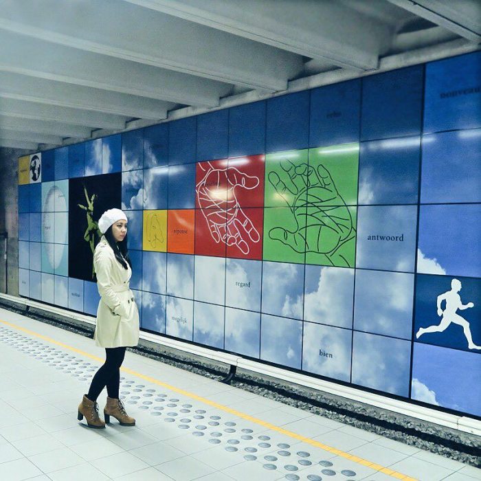 Aileen Adalid en una estación de metro. 