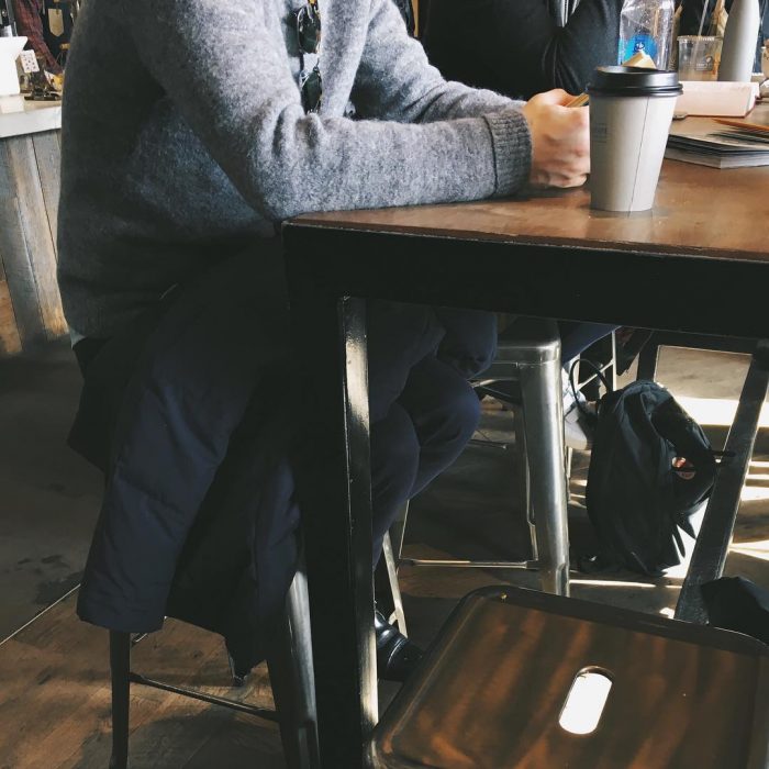 Joven en una cafetería. 