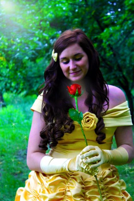 mujer con cabello castaño vestida de princesa 