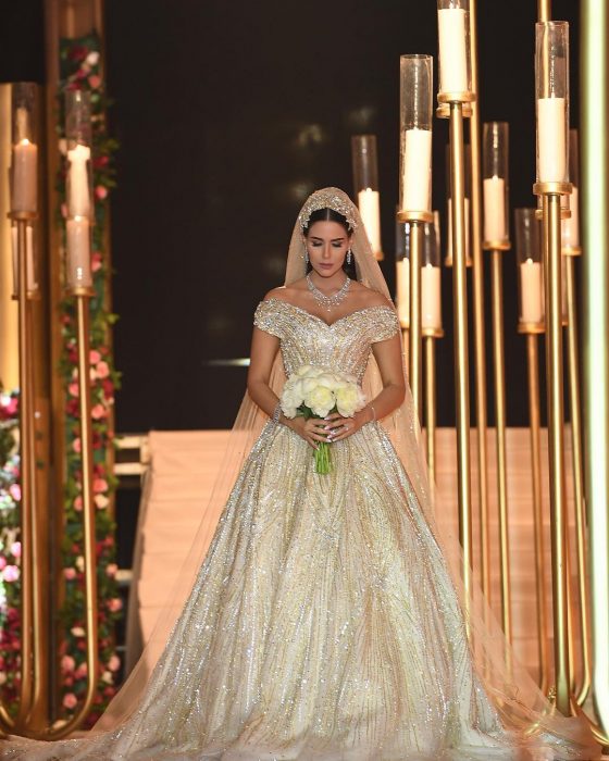 mujer con vestido de novia con ramo y velo 