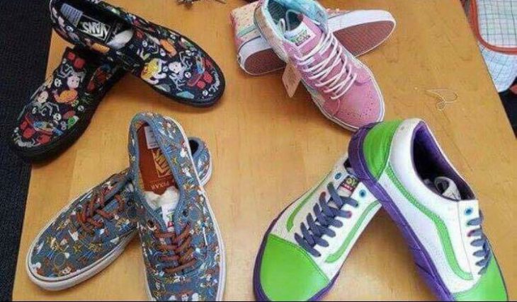 tenis de colores en una mesa inspirados en toy story 