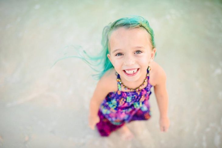 La niña sonriendo a la cámara. 