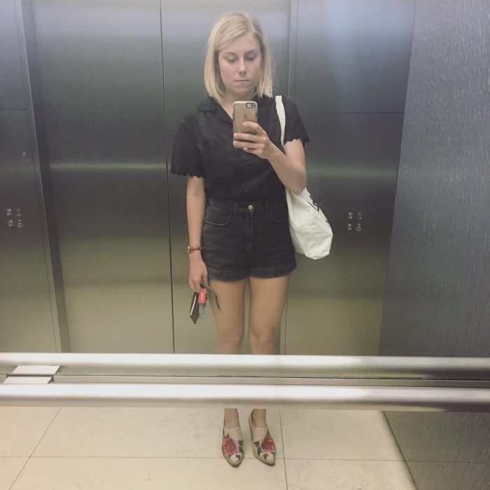 Chica se toma selfie en un elevador. 