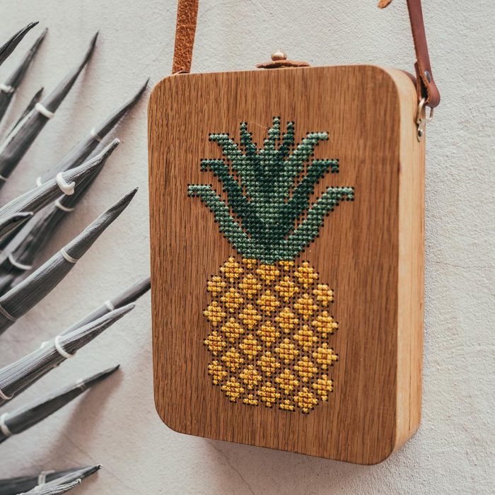 bolso de madera bordado con piña 