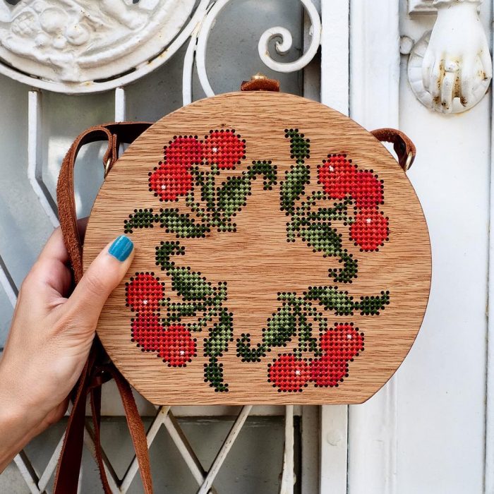 bolso de madera bordado con flores 