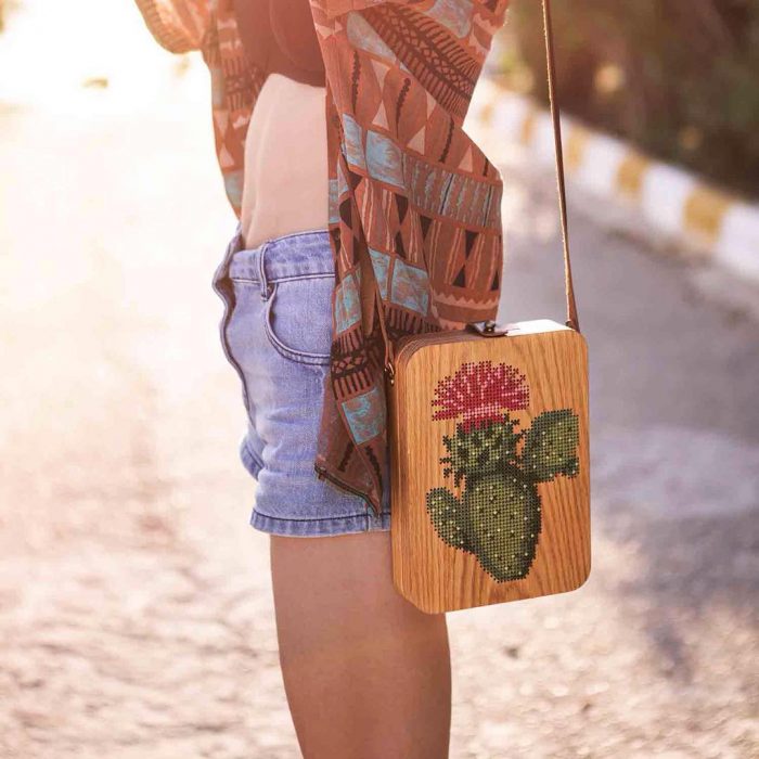 mujer bolso de madera bordado con nopal 