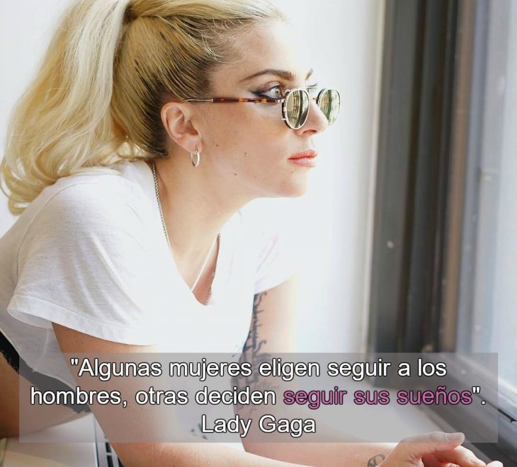 mujer rubia con lentes y frase feminista 