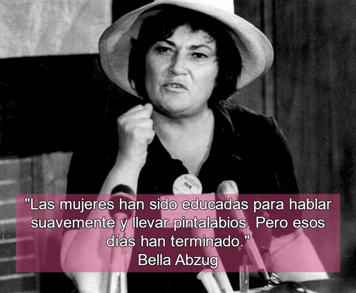 mujer cabello corto y sombrero con frase feminista 