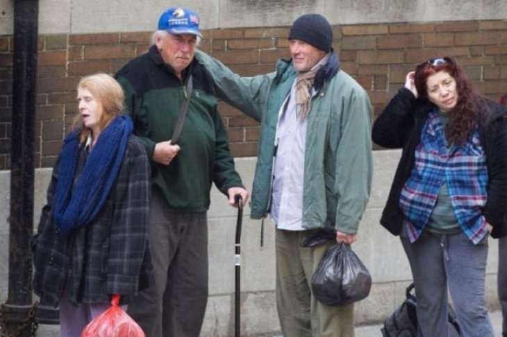 hombres abrigados en la ciudad 