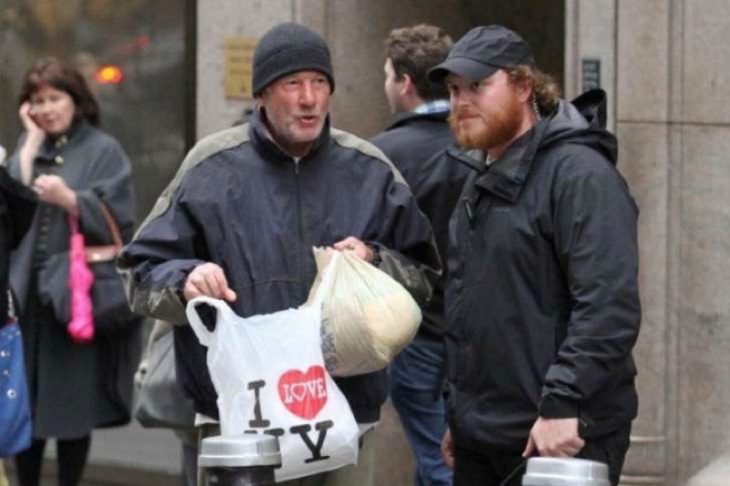 hombre mendigo con bolsa de plástico 