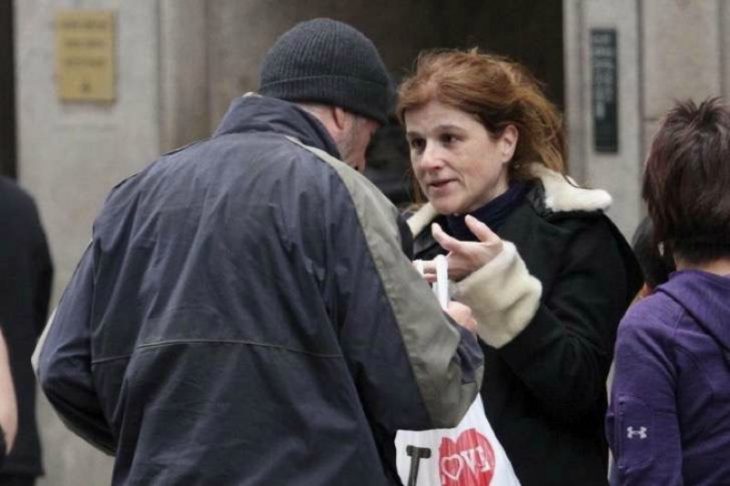 hombre con gorra y mujer pelirroja con bosla 