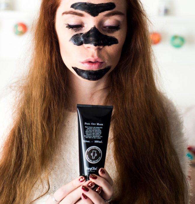 mujer pelirroja con mascarilla negra 