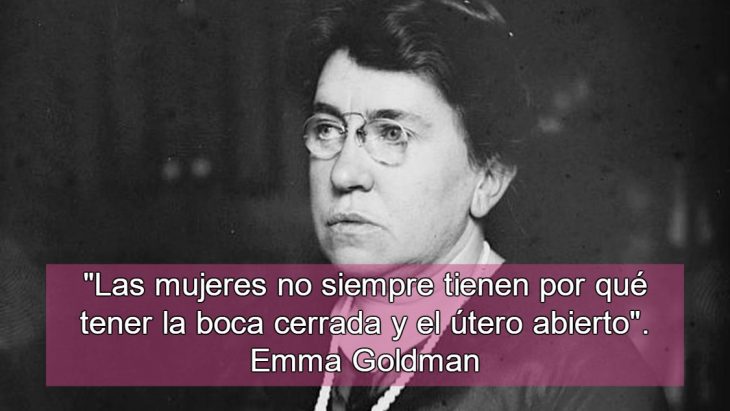 mujer con cabello arreglado y lentes con frase feminista 