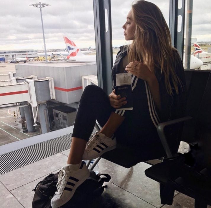 Chica esperando en el aeropuerto 