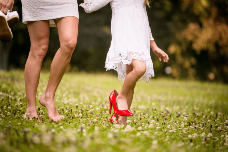 pies de madre e hija con tacones