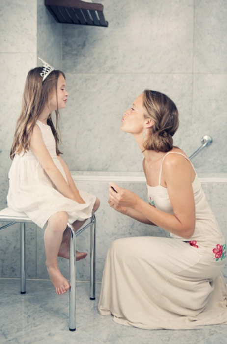 madre e hija en un baño
