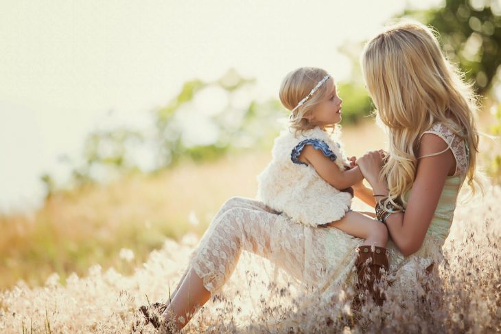 madre e hija en el campo