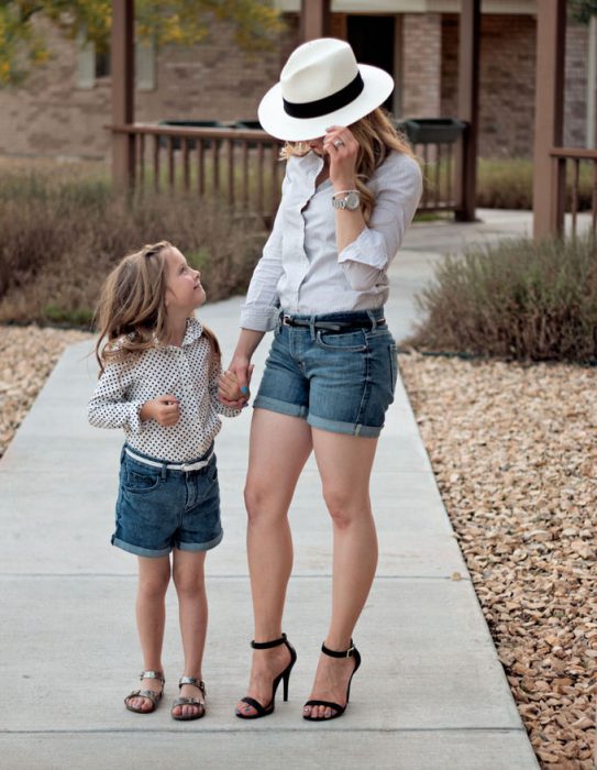 madre e hija caminando