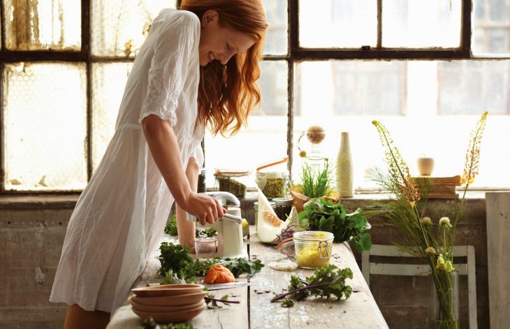 Chica peliroja cocinando 