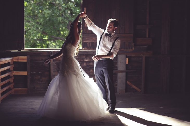 Pareja bailando el vals de boda 