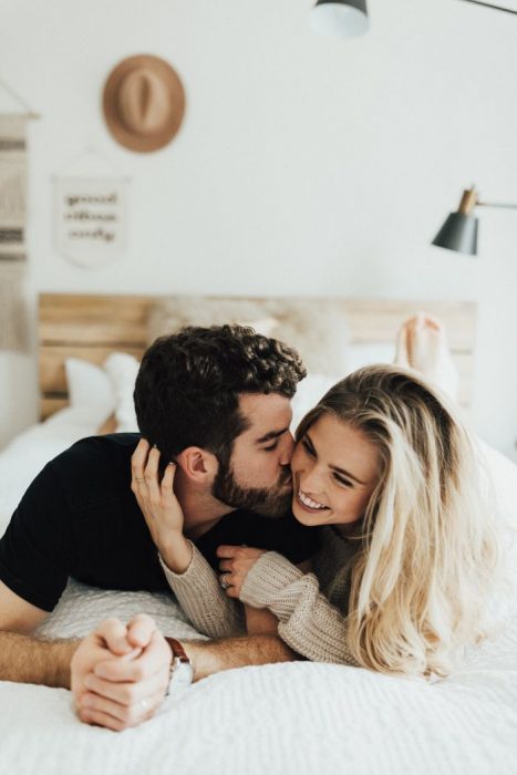 Pareja de novios conversando en la sala de su hogar