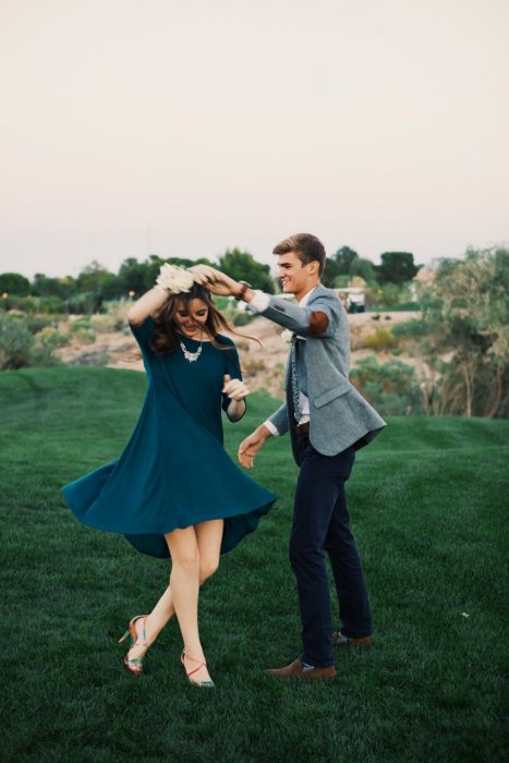 Pareja de novios bailando en el jardín 