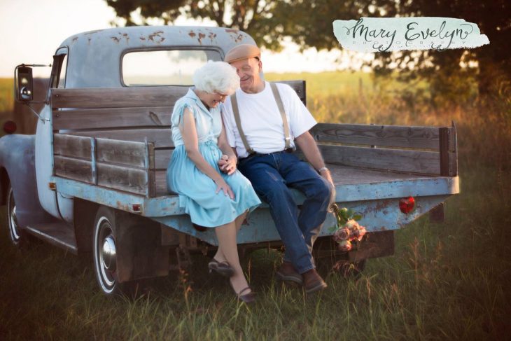 Pareja de ancianos sentados en una camioneta riendo 