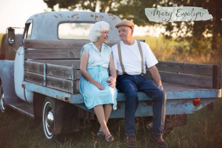 Pareja de ancianos sentados en una camioneta 