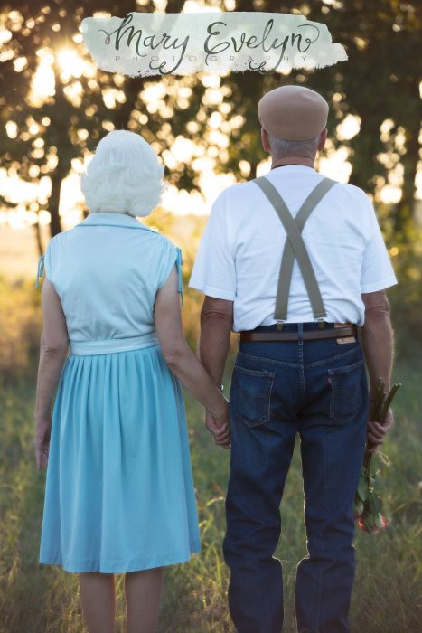 Pareja de ancianos tomada de la mano recrean escenas de Diario de una pasión 